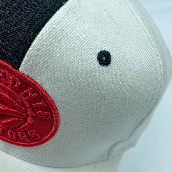 Raptors 50/50 Mitchell&Ness - Picture 3 of 5